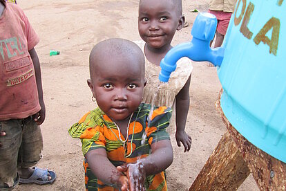 Kinder waschen sich im Flüchtlingscamp im Kongo die Hände