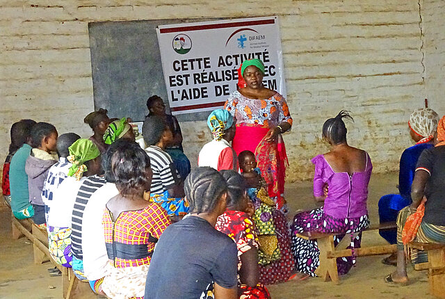 Frauen werden im OLAME-Zentrum zu HIV aufgeklärt