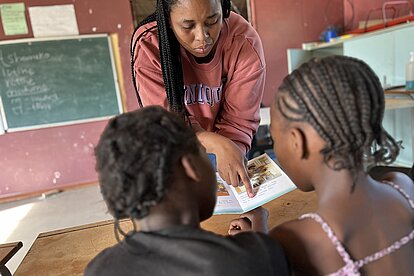 Jugendliche klären Kinder und andere Jugendliche auf zu Gewalt und HIV