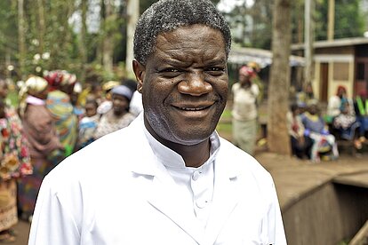 Friedensnobelpreisträger Dr. Denis Mukwege im weißen Kittel