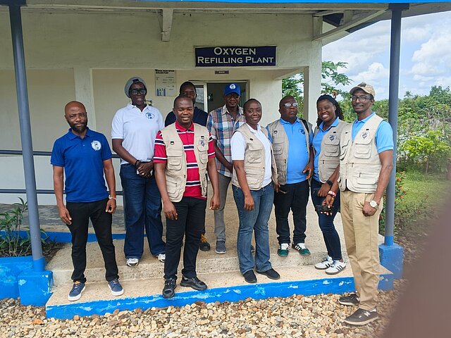 Die Delegation aus Sierre Leone steht gemeinsam mit dem Team aus Liberia vor der Sauerstoffabfüllanlage.
