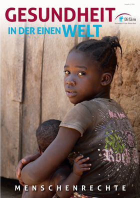 Titelseite der aktuellen Zeitschrift "Gesundheit in der Einen Welt": Schützend legt eine junge Frau aus Liberia ihre Arme um ihr Kleinkind