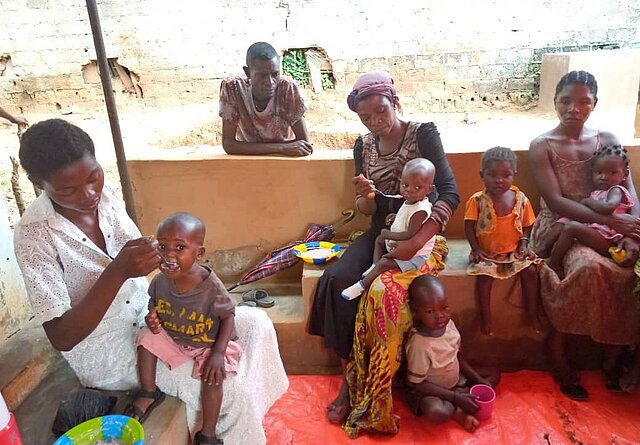 Kleinkinder von Geflüchteten und Familien in Not erhalten Essen