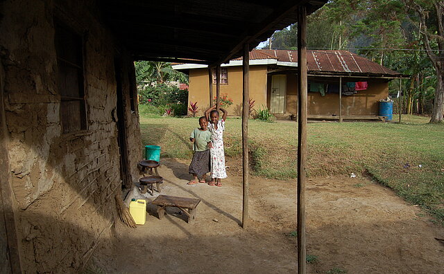 Ein Dorf mit Lehmhütten in Tansania