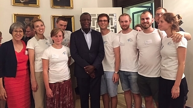 Studierende mit Friedensnobelpreisträger Dr. Denis Mukwege