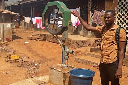 Junge Menschen renovieren Brunnen in Sierra Leone