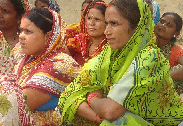 Eine Gruppe von Frauen in Indien wird über psychische Erkrankungen aufgeklärt