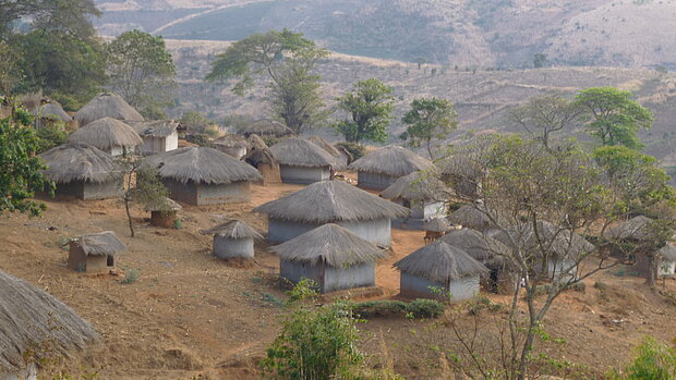 Ein Dorf in Malawi mit Lehmhäusern und Strohdächern