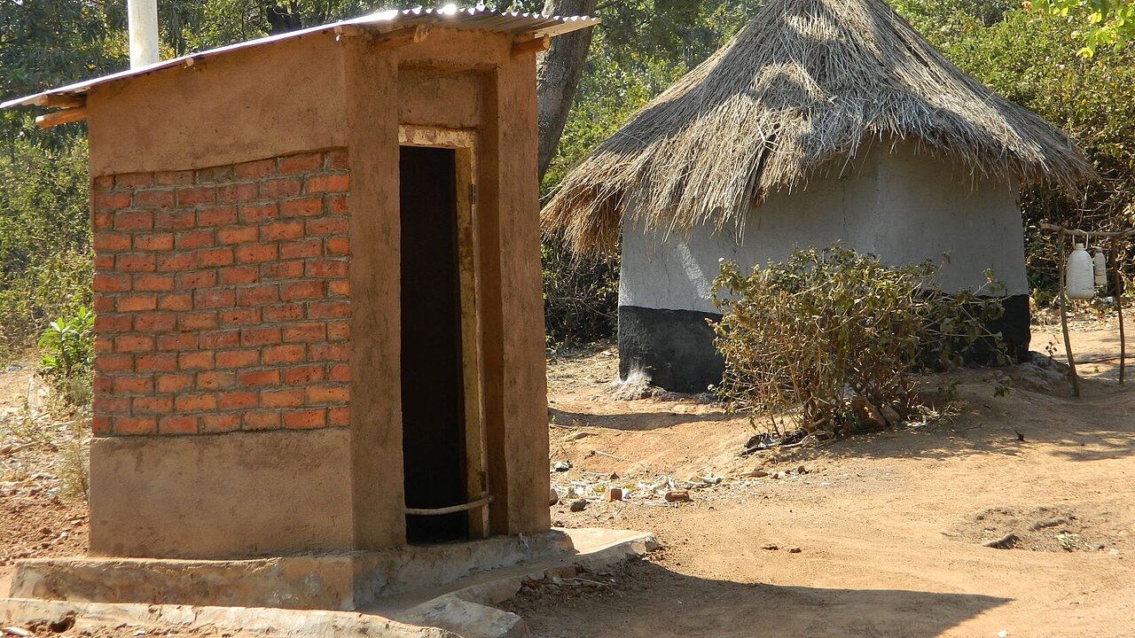 Hygienische regensichere Toiletten aus Steinen für Menschen in Malawi