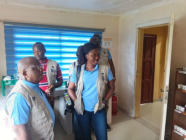 Eine Delegation aus Sierre Leone besucht das Team in Liberia. Das Bild zeigt, wie sie sich in einem Büro umschauen.