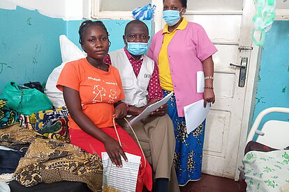 Ein Arzt und eine Krankenschwester mit einer operierten Frau in einer Klinik im Kongo