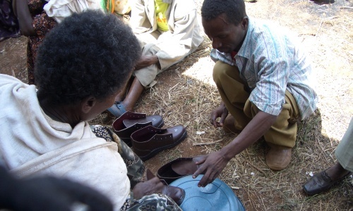 Ein Mann lässt seine Füße waschen und gegen Podokoniose behandeln